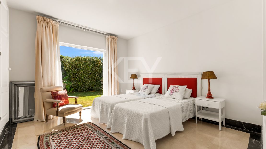 Элегантная вилла в андалузском стиле с панорамным видом на Средиземное море в Новой Андалусии