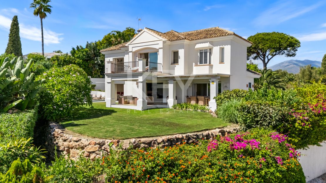 Elegante villa de estilo andaluz con panorámica Vistas al Mediterráneo en Nueva Andalucía