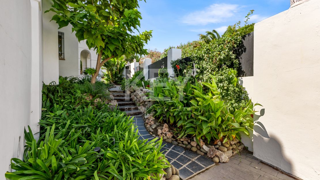 Элегантная вилла в андалузском стиле с панорамным видом на Средиземное море в Новой Андалусии