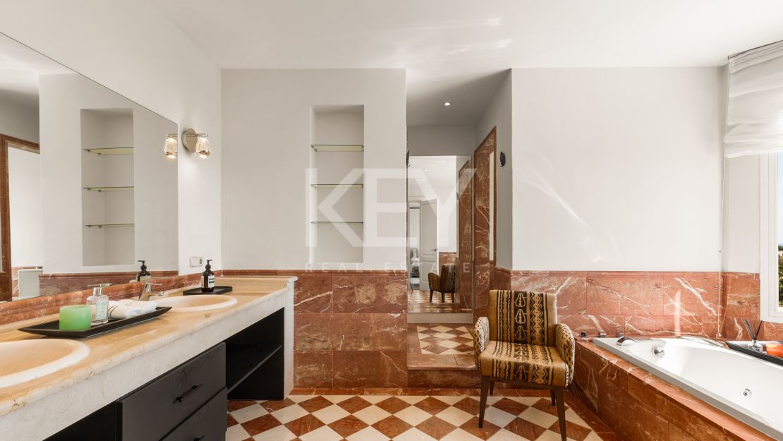 Элегантная вилла в андалузском стиле с панорамным видом на Средиземное море в Новой Андалусии