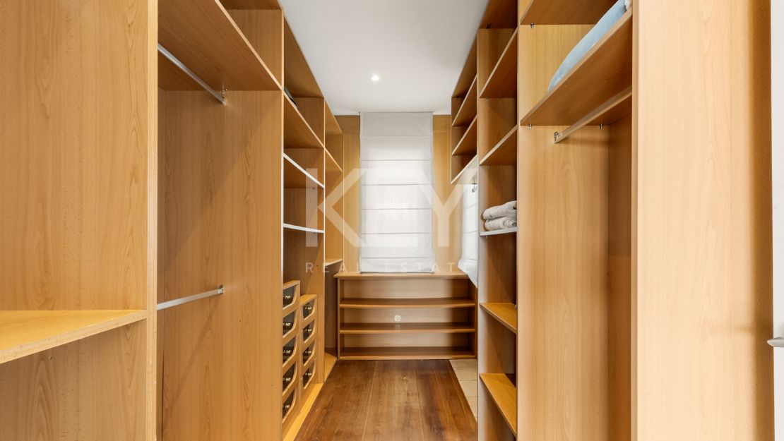 Элегантная вилла в андалузском стиле с панорамным видом на Средиземное море в Новой Андалусии