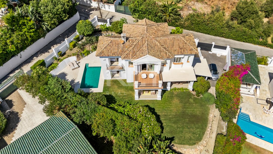 Элегантная вилла в андалузском стиле с панорамным видом на Средиземное море в Новой Андалусии