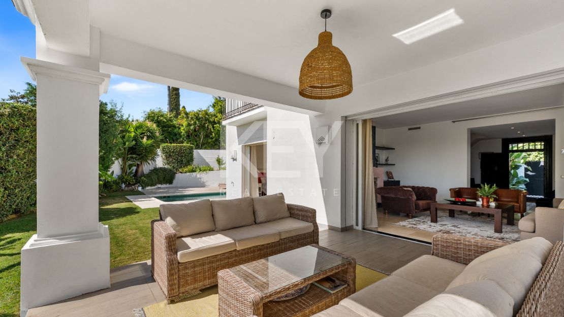 Элегантная вилла в андалузском стиле с панорамным видом на Средиземное море в Новой Андалусии