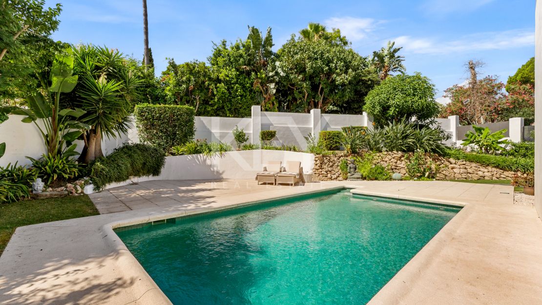 Элегантная вилла в андалузском стиле с панорамным видом на Средиземное море в Новой Андалусии