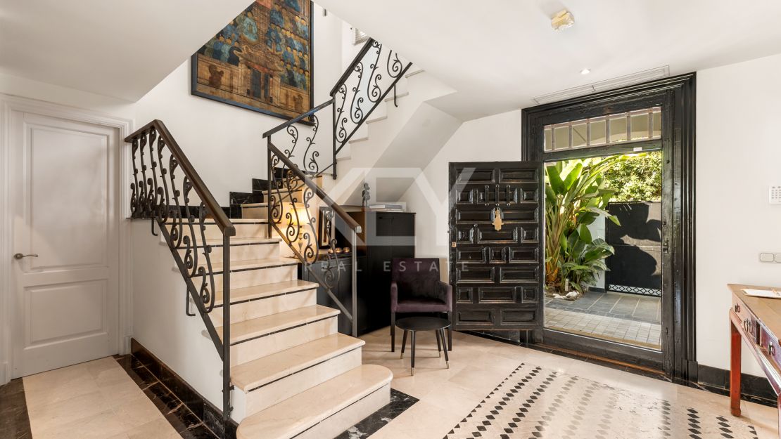 Элегантная вилла в андалузском стиле с панорамным видом на Средиземное море в Новой Андалусии