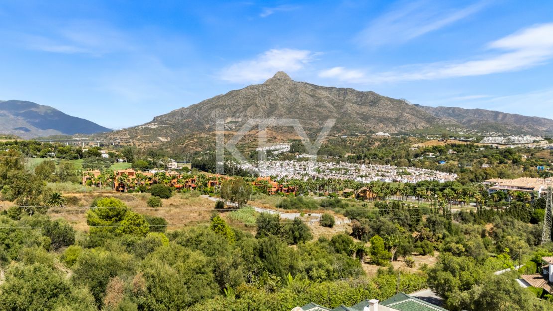 Элегантная вилла в андалузском стиле с панорамным видом на Средиземное море в Новой Андалусии