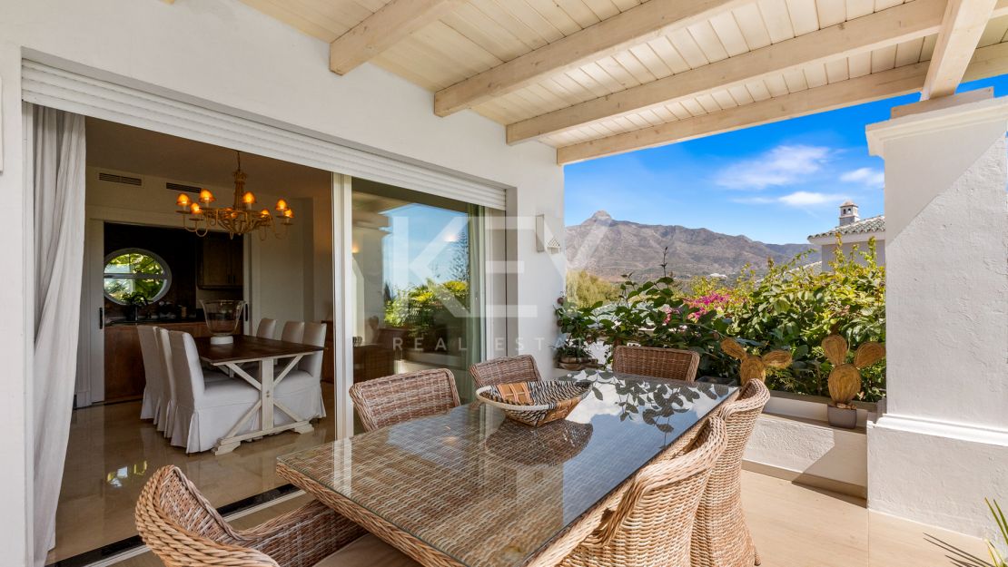 Элегантная вилла в андалузском стиле с панорамным видом на Средиземное море в Новой Андалусии