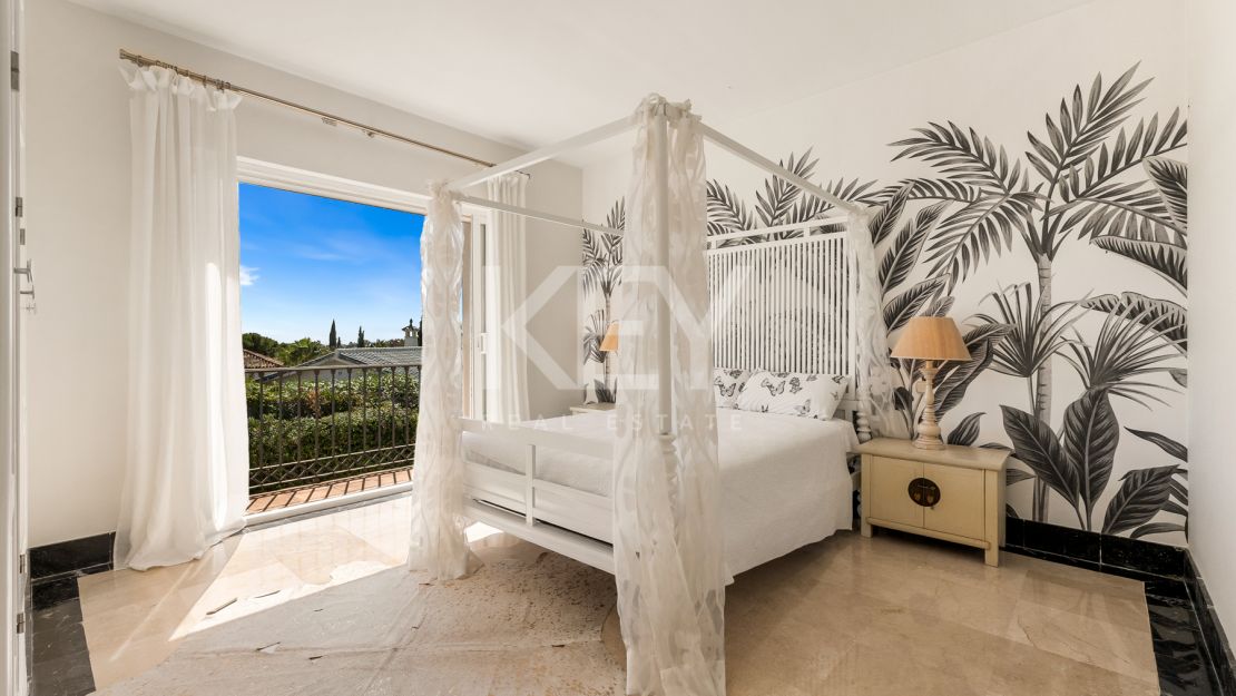 Элегантная вилла в андалузском стиле с панорамным видом на Средиземное море в Новой Андалусии