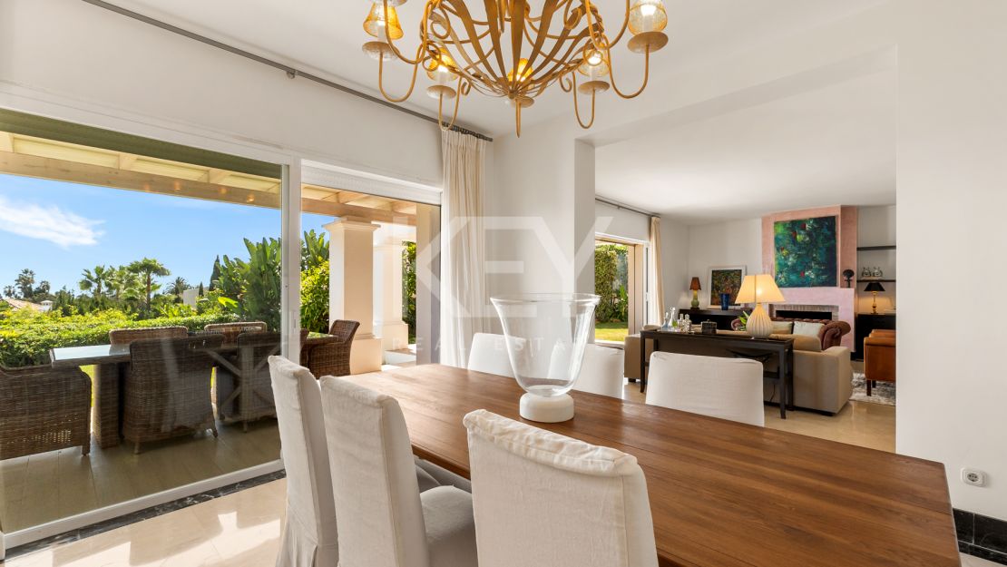 Элегантная вилла в андалузском стиле с панорамным видом на Средиземное море в Новой Андалусии