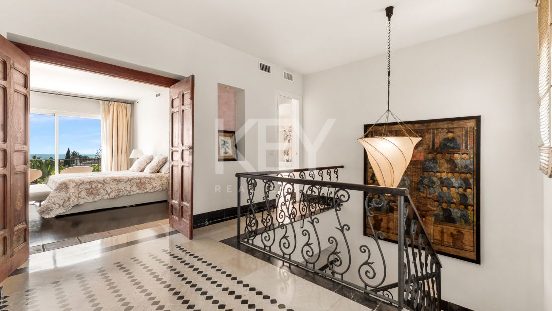 Элегантная вилла в андалузском стиле с панорамным видом на Средиземное море в Новой Андалусии