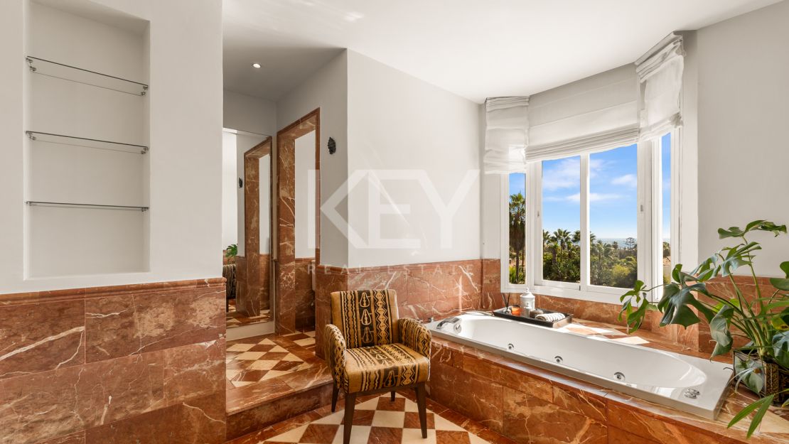 Элегантная вилла в андалузском стиле с панорамным видом на Средиземное море в Новой Андалусии