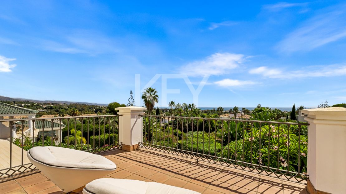Элегантная вилла в андалузском стиле с панорамным видом на Средиземное море в Новой Андалусии