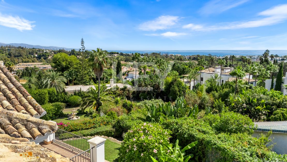 Элегантная вилла в андалузском стиле с панорамным видом на Средиземное море в Новой Андалусии