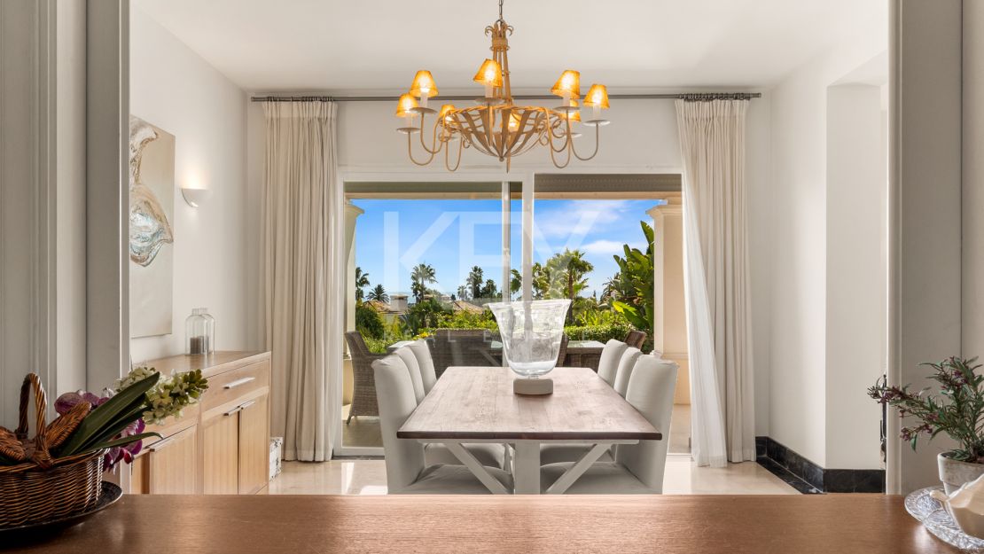 Элегантная вилла в андалузском стиле с панорамным видом на Средиземное море в Новой Андалусии