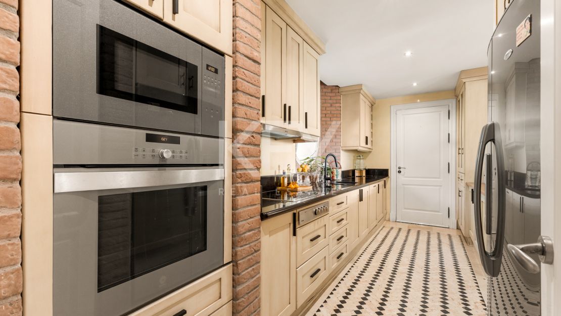 Элегантная вилла в андалузском стиле с панорамным видом на Средиземное море в Новой Андалусии