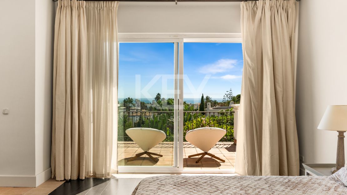Элегантная вилла в андалузском стиле с панорамным видом на Средиземное море в Новой Андалусии