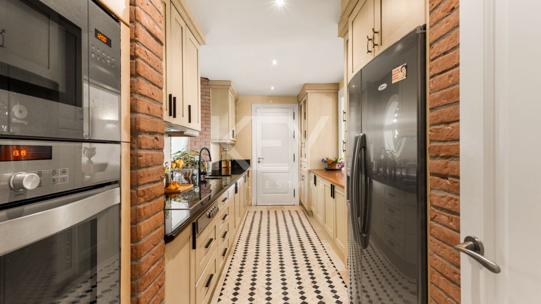 Элегантная вилла в андалузском стиле с панорамным видом на Средиземное море в Новой Андалусии