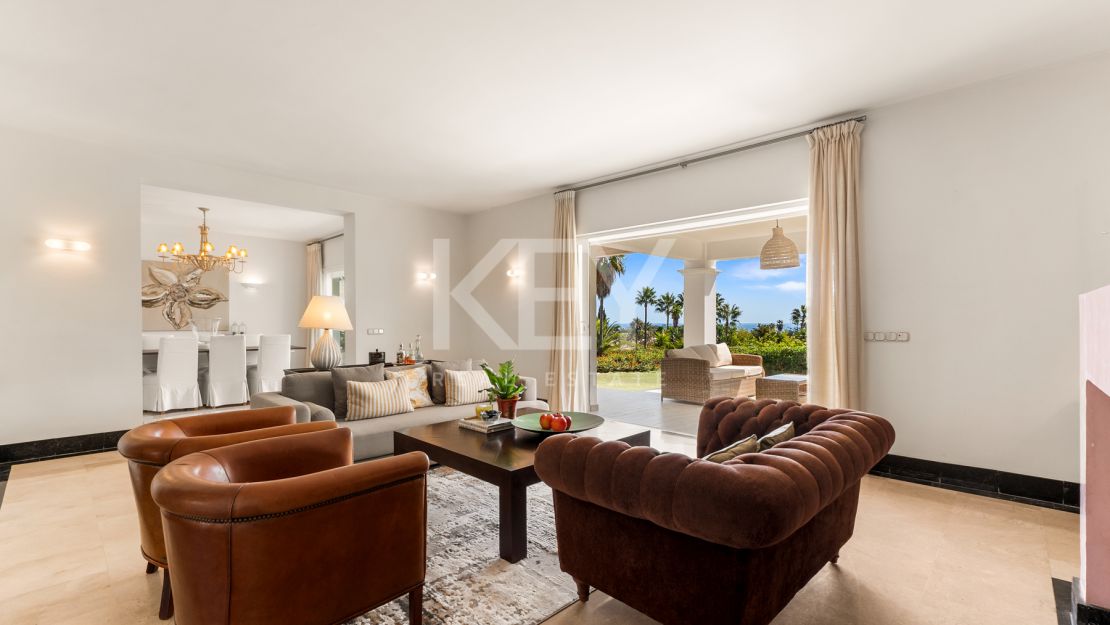 Элегантная вилла в андалузском стиле с панорамным видом на Средиземное море в Новой Андалусии