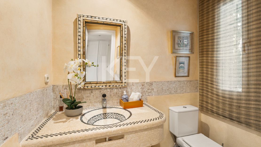 Элегантная вилла в андалузском стиле с панорамным видом на Средиземное море в Новой Андалусии