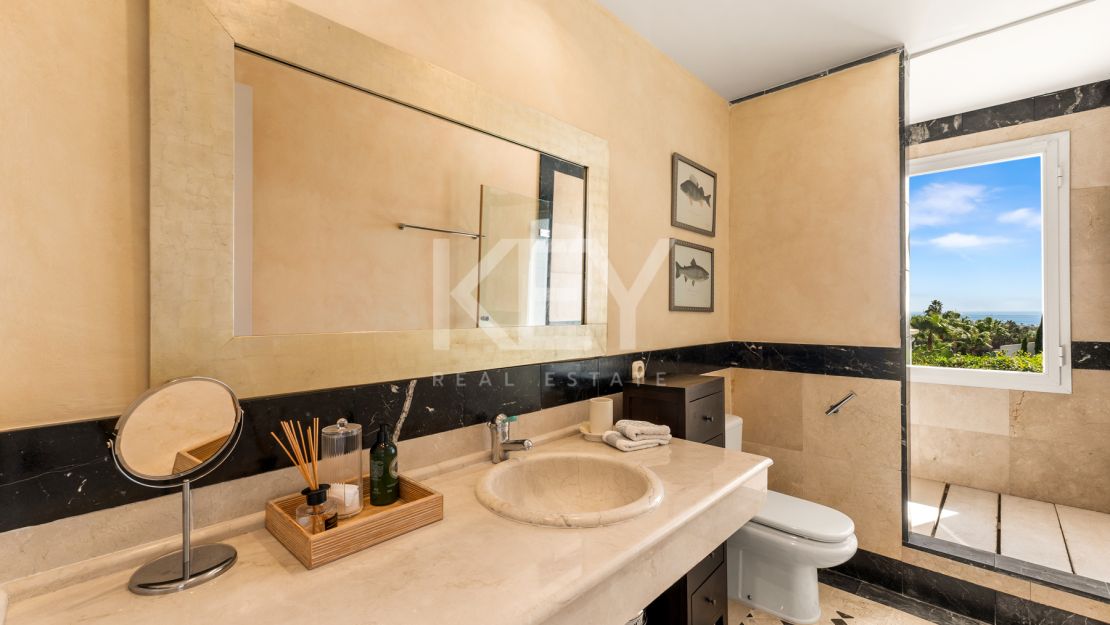 Элегантная вилла в андалузском стиле с панорамным видом на Средиземное море в Новой Андалусии