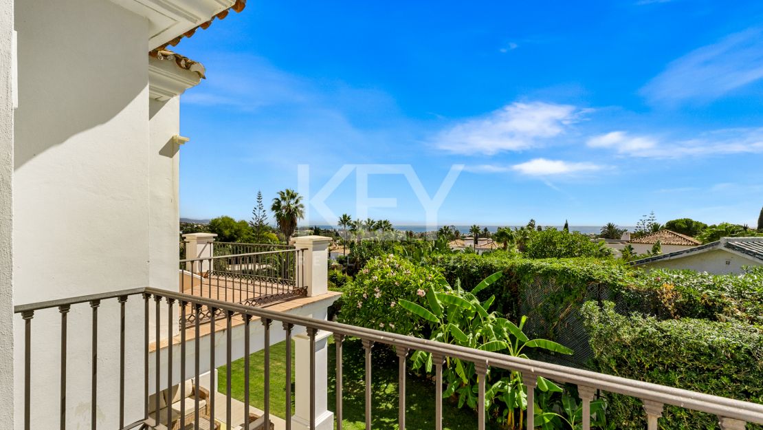 Элегантная вилла в андалузском стиле с панорамным видом на Средиземное море в Новой Андалусии