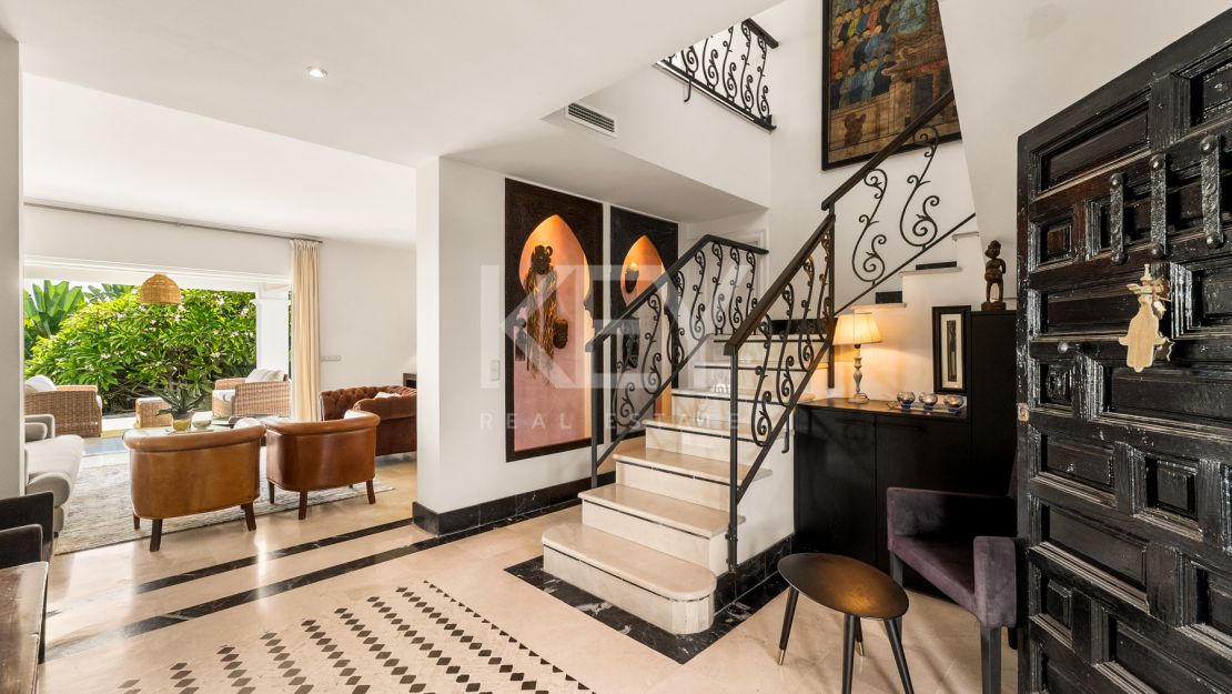 Элегантная вилла в андалузском стиле с панорамным видом на Средиземное море в Новой Андалусии