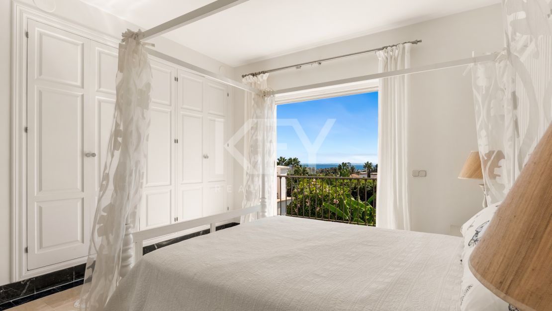 Элегантная вилла в андалузском стиле с панорамным видом на Средиземное море в Новой Андалусии