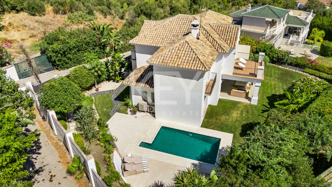 Элегантная вилла в андалузском стиле с панорамным видом на Средиземное море в Новой Андалусии