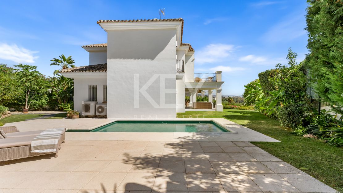 Элегантная вилла в андалузском стиле с панорамным видом на Средиземное море в Новой Андалусии