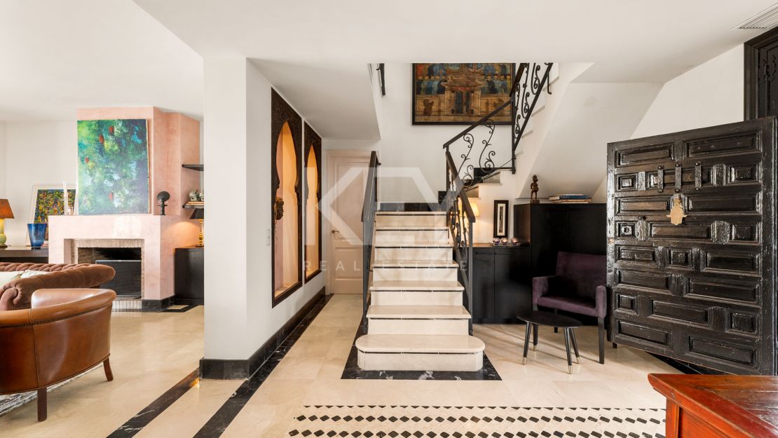 Элегантная вилла в андалузском стиле с панорамным видом на Средиземное море в Новой Андалусии