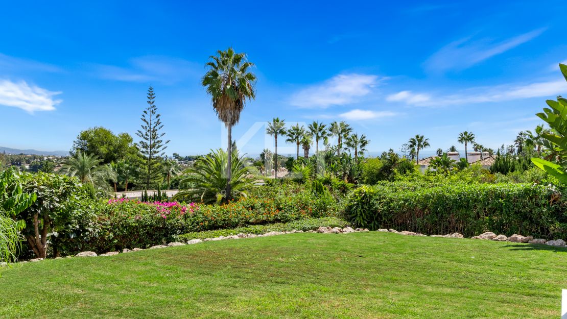 Элегантная вилла в андалузском стиле с панорамным видом на Средиземное море в Новой Андалусии