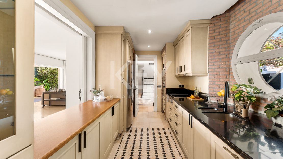 Элегантная вилла в андалузском стиле с панорамным видом на Средиземное море в Новой Андалусии