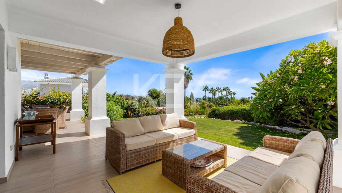 Элегантная вилла в андалузском стиле с панорамным видом на Средиземное море в Новой Андалусии