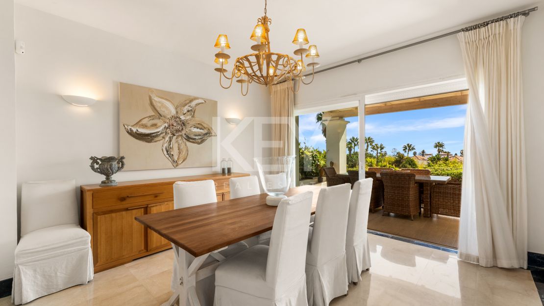 Элегантная вилла в андалузском стиле с панорамным видом на Средиземное море в Новой Андалусии