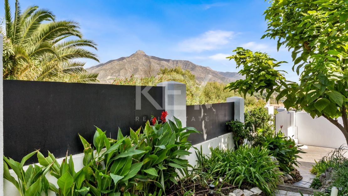 Элегантная вилла в андалузском стиле с панорамным видом на Средиземное море в Новой Андалусии