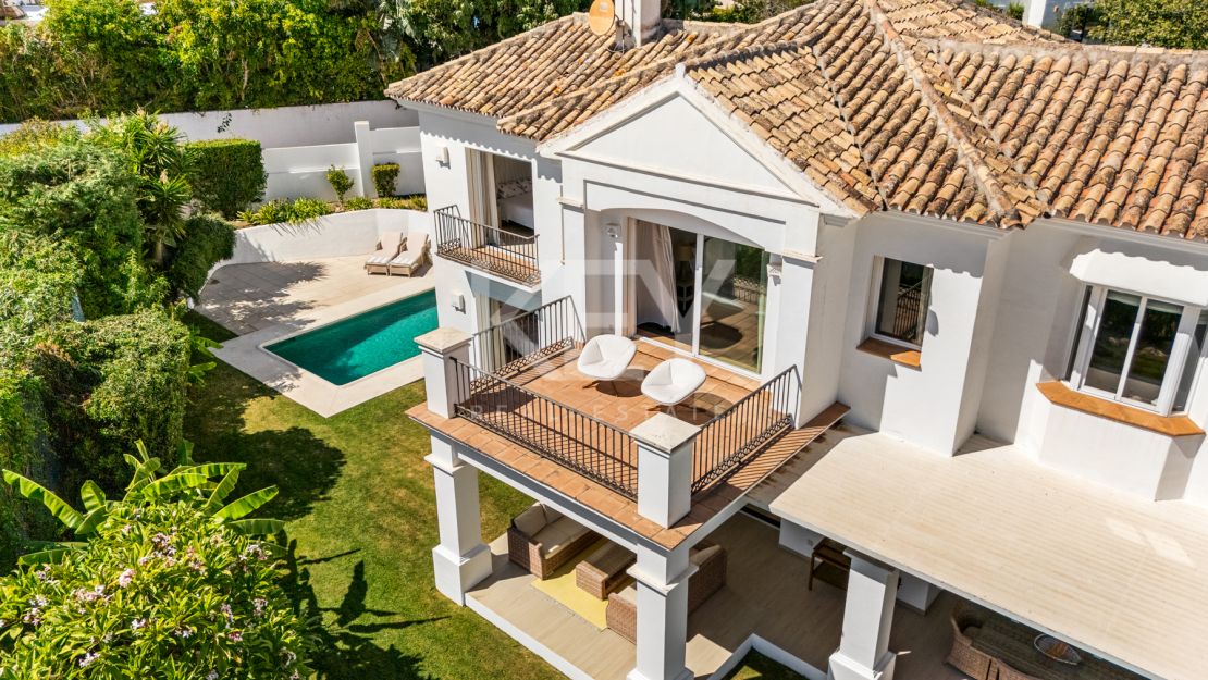 Элегантная вилла в андалузском стиле с панорамным видом на Средиземное море в Новой Андалусии