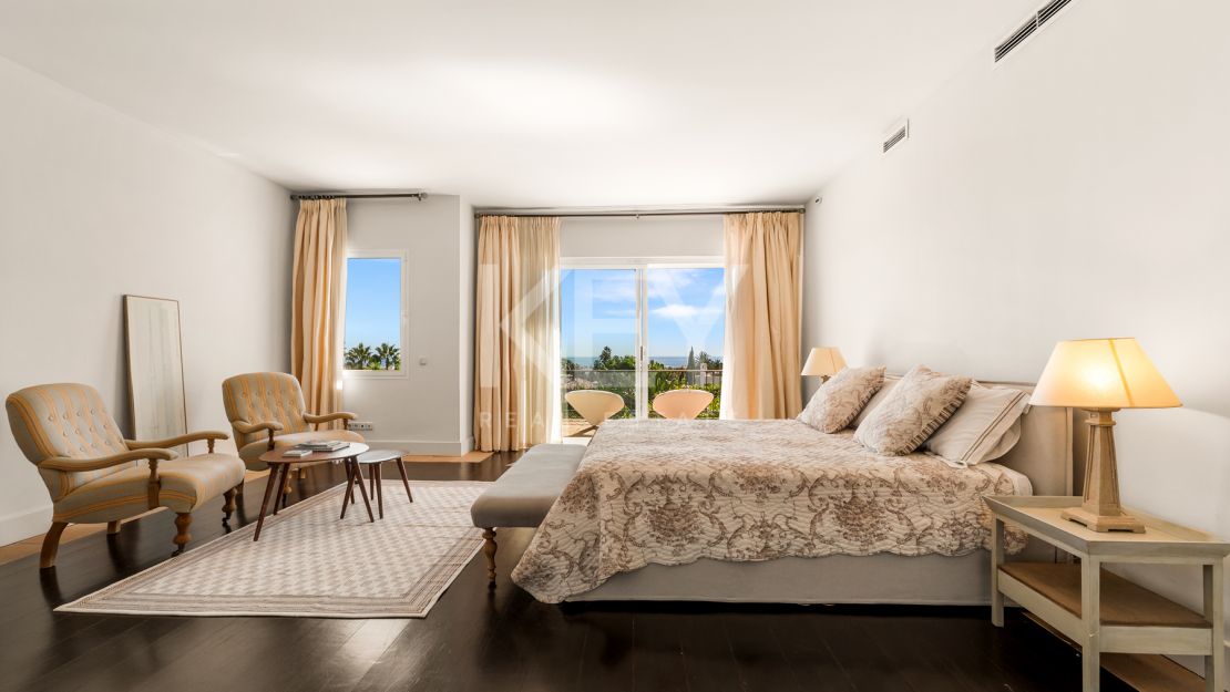 Элегантная вилла в андалузском стиле с панорамным видом на Средиземное море в Новой Андалусии