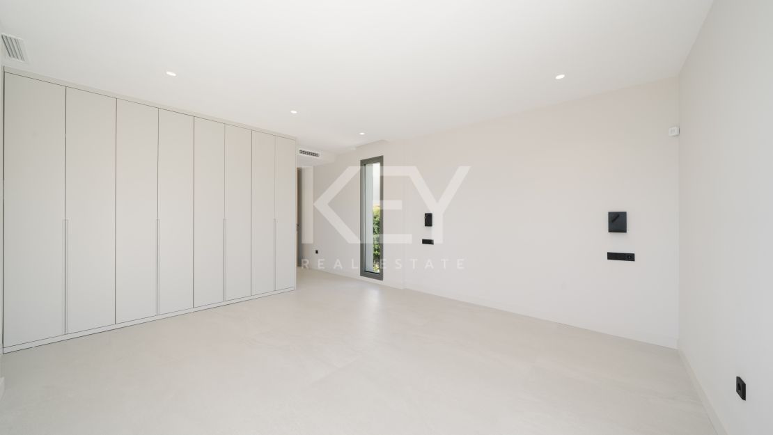 Современная вилла с панорамным видом на море в Эстепоне