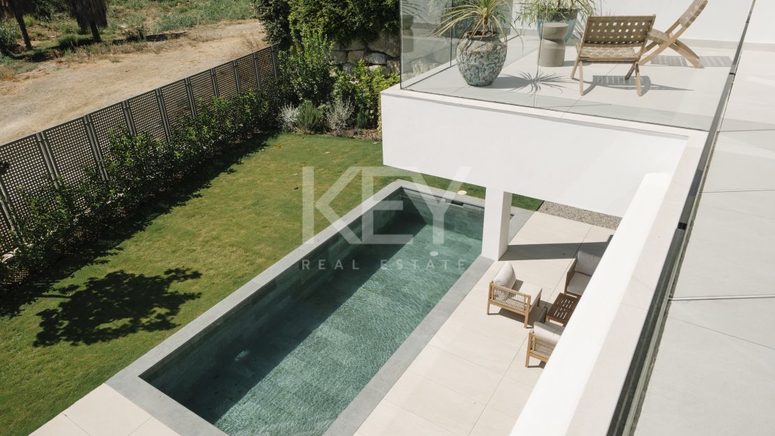 Современная вилла с панорамным видом на море в Эстепоне