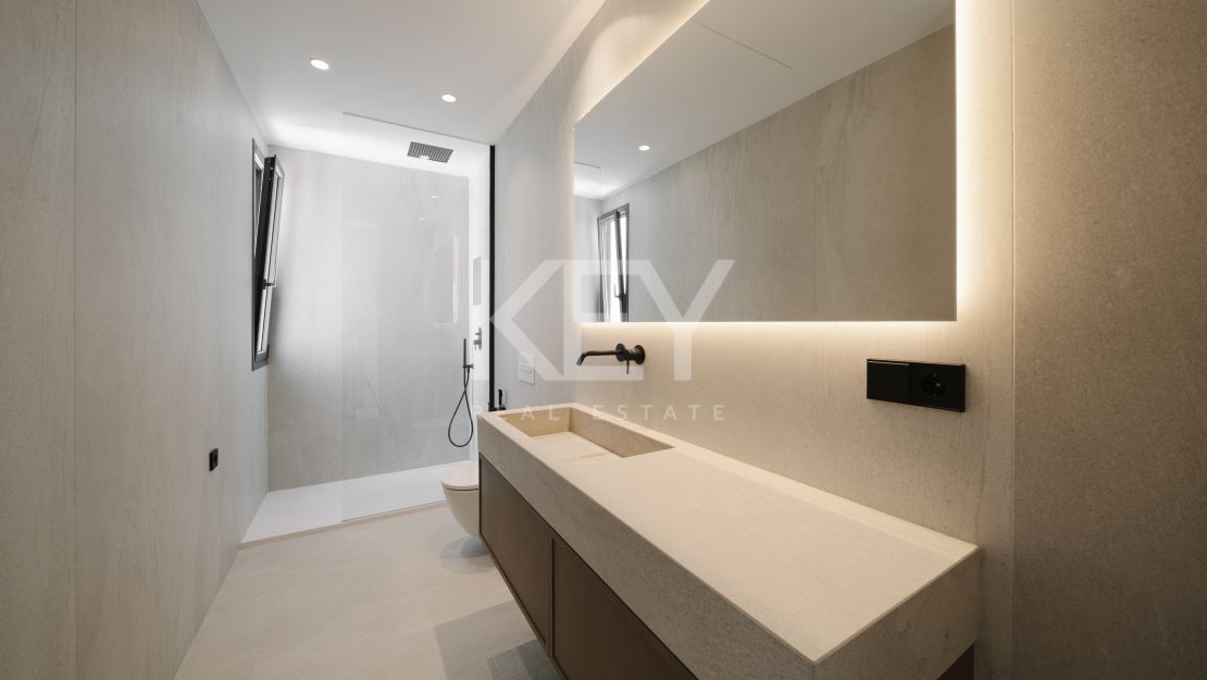 Современная вилла с панорамным видом на море в Эстепоне