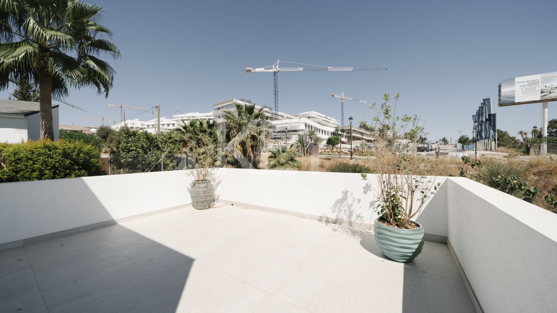 Современная вилла с панорамным видом на море в Эстепоне