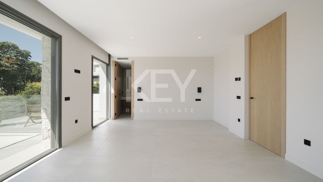 Современная вилла с панорамным видом на море в Эстепоне