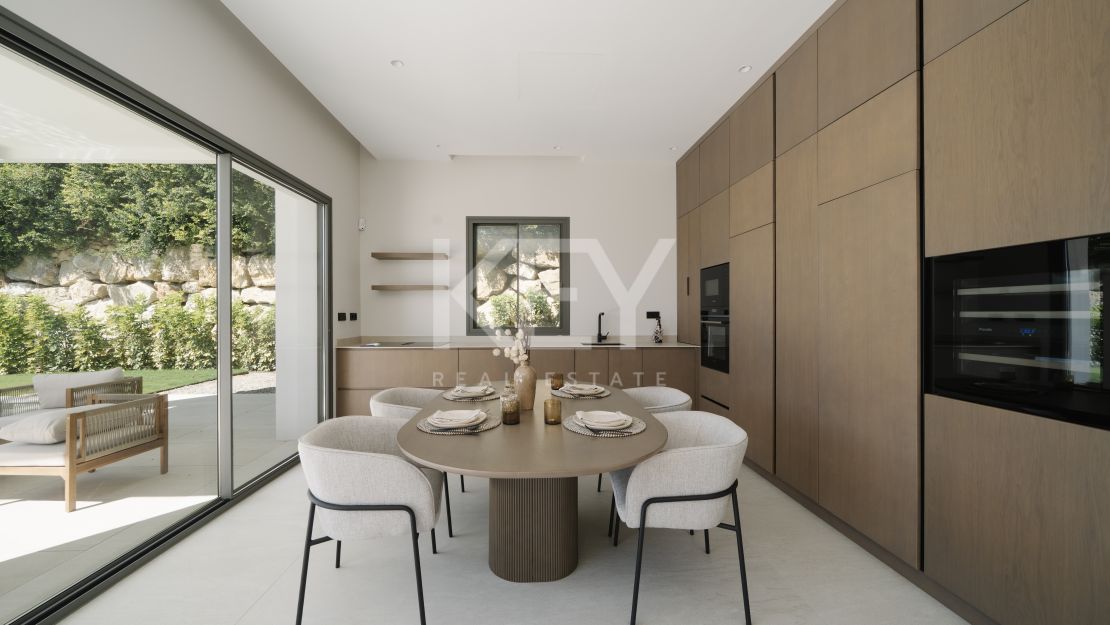 Современная вилла с панорамным видом на море в Эстепоне