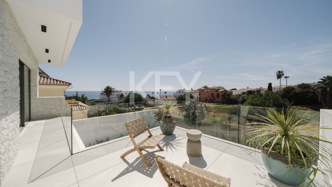 Современная вилла с панорамным видом на море в Эстепоне