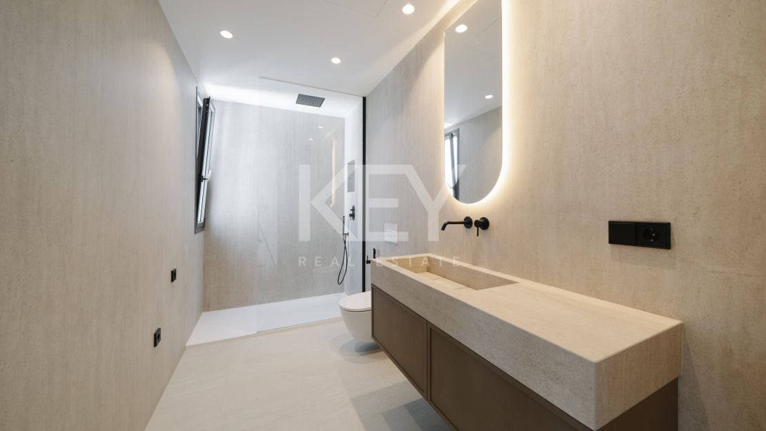 Современная вилла с панорамным видом на море в Эстепоне