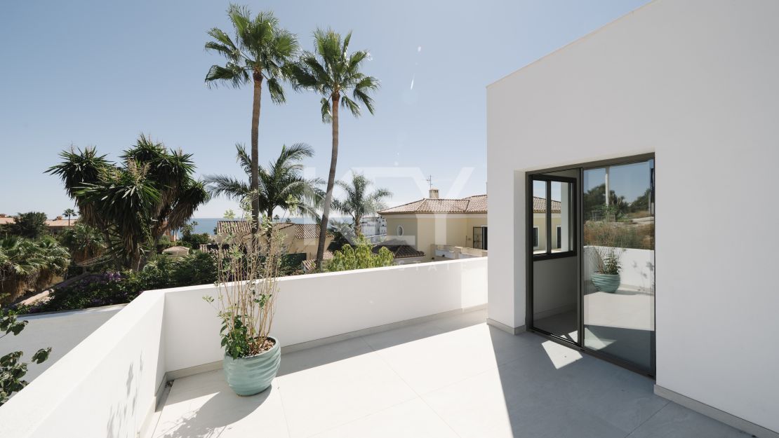 Современная вилла с панорамным видом на море в Эстепоне