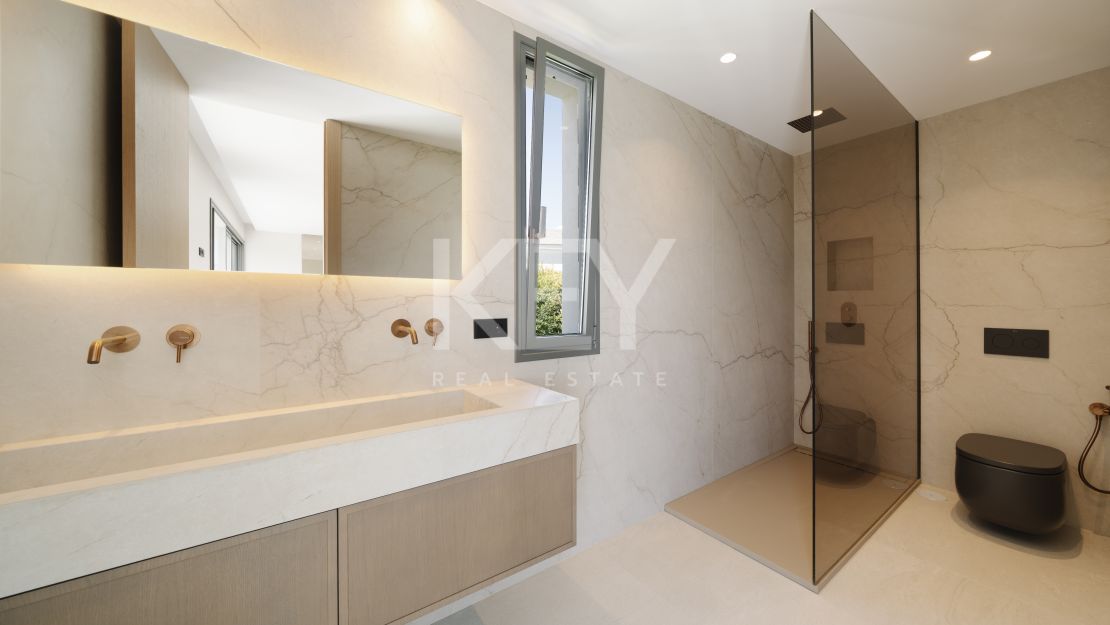 Современная вилла с панорамным видом на море в Эстепоне