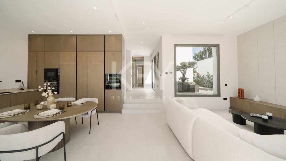 Современная вилла с панорамным видом на море в Эстепоне