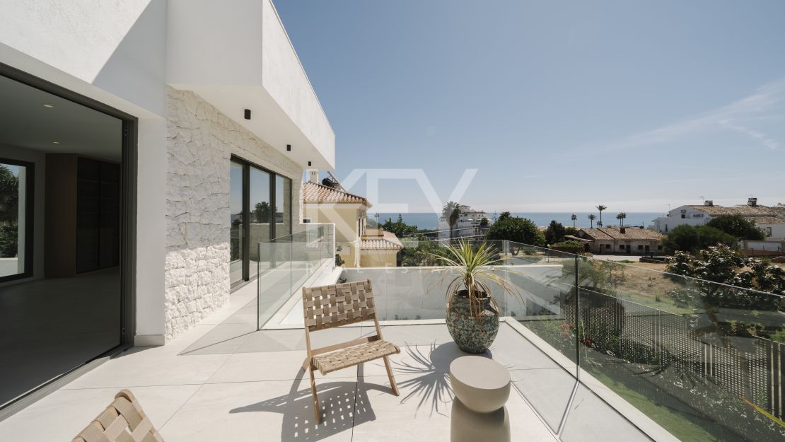 Современная вилла с панорамным видом на море в Эстепоне
