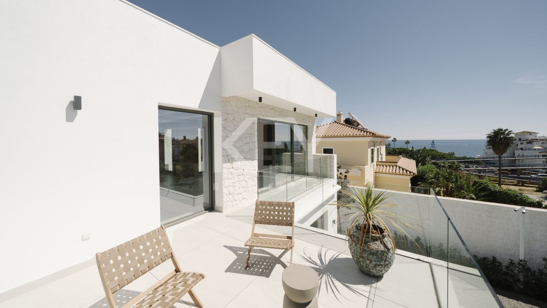 Современная вилла с панорамным видом на море в Эстепоне